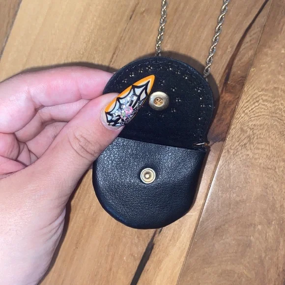 NWT- FOREVER 21 LONG GOLD CHAIN NECKLACE WITH FAUX LEATHER MINI PURSE - Picture 4 of 8